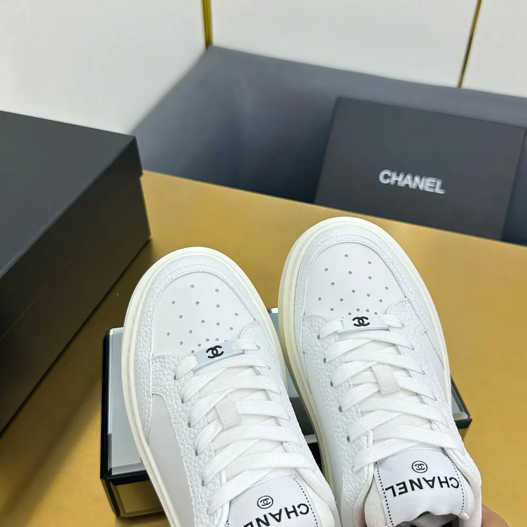 👟👟Ex-factory price 600👟👟 Upgraded version, upgraded version, upgraded version! No rebuttal accepted! ! ! ! Chanel Chanel panda shoes! 2025 counter's top casual sports shoes. This classic design; the upper is electro-embroidered with a variety of techniques; the outsole is fashionable and sporty; the unusual inclusion of a variety of color matching elements... The diversified mix and match is very good-looking and versatile, and can be used for leisure, fashion, sports, and outdoor... ꫛꫀꪝ Go➫ Materials: ❶Upper made of: original imported first-layer silk cowhide + original waterproof cloth + original first-layer cowhide ❷Inner lining: Original Yangli+Net ❸Outsole based on: Original TPU combination outsole Counter boutique packaging complete set for women 35–41 👉 👉